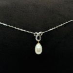 Collana Oro Bianco 18 kt Diamanti e Perla a Goccia Acqua Dolce
